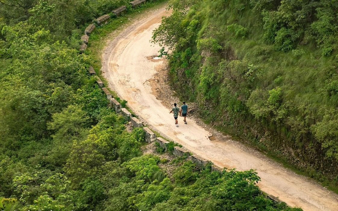 La entrada a la granja sobre una ruta de campo soleada